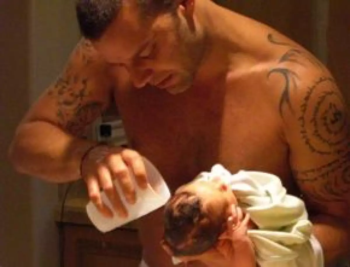 Para festejar el primer cumpleaños de sus gemelos, Matteo y Valentino, el cantante puertorriqueño compartió con sus fans una foto de él con uno de ellos y la subió a su página de Twitter.