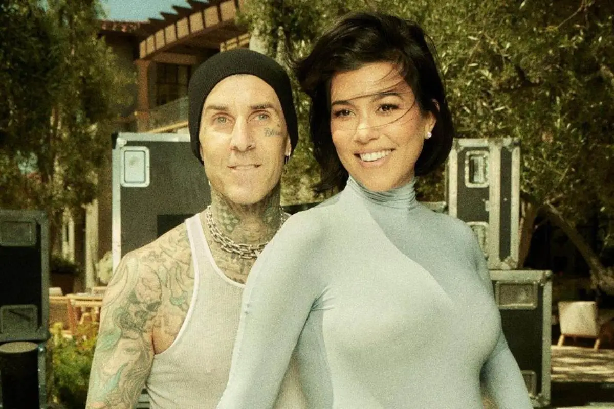 kourtney-kardashian-travis.jpg