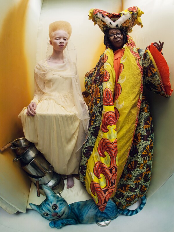 Whoopi Goldberg y Thando Hopa.