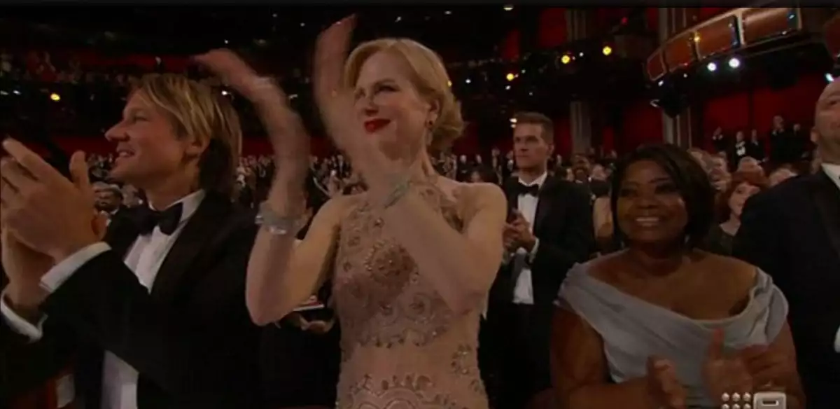Nicole Kidman aplaudiendo