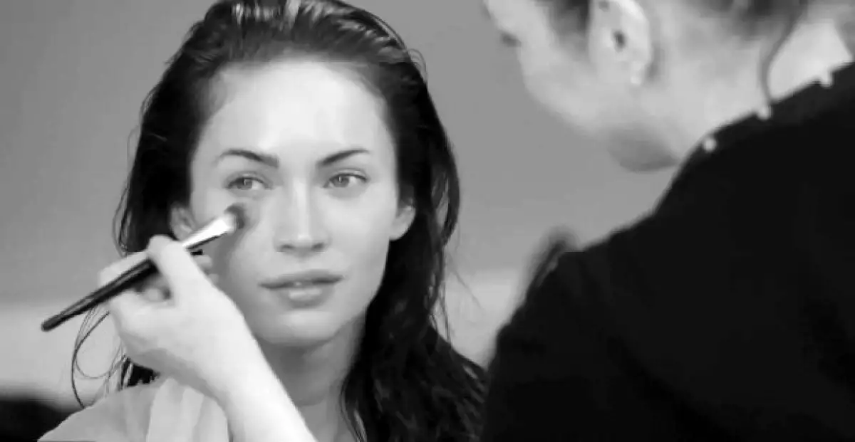 ¿Recuerdan el sexy anuncio de la nueva campaña de Armani? Pues ahora en el backstage se puede ver que la actriz no necesita ni maquillaje ni retoques para lucir espectacular.