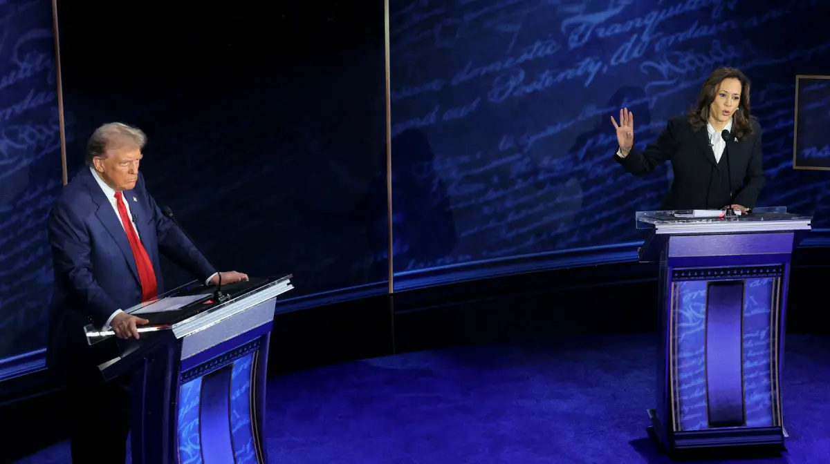 La candidata presidencial demócrata, la vicepresidenta de los Estados Unidos, Kamala Harris, habla durante un debate presidencial organizado por ABC como candidato presidencial republicano, escucha, en Filadelfia, Pensilvania, EE. UU., 10 de septiembre de 2024.