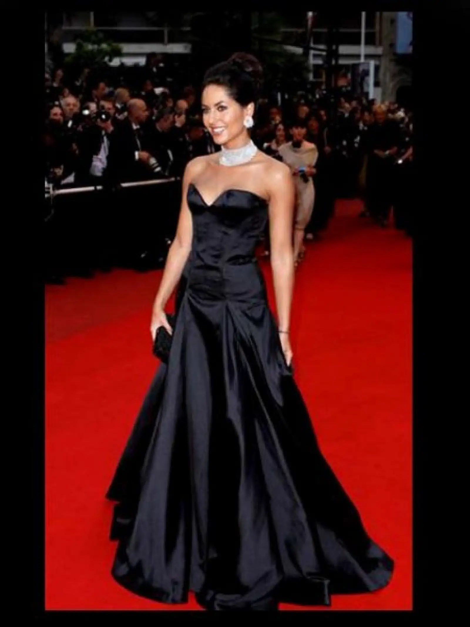 Barbara Mori fue la actriz que representó a la belleza latina con un fabuloso vestido negro, realzado por su elegante joyería brillante.