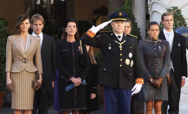 Alberto de Mónaco y su esposa Charlene y sus hermanas las princesas Carolina y Estefanía