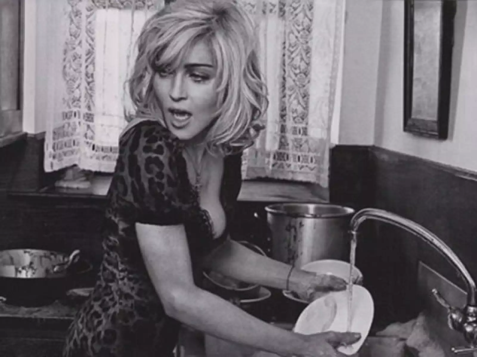 Madonna posó de una forma inesperada: lavando platos. Lo hizo para la lente de Steven Klein para Dolce & Gabbana, y aparecerá en la Vanity Fair italiana.