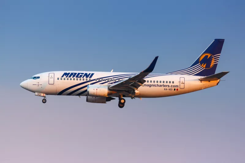 Avión Magnicharters Boeing 737-300 en el aeropuerto de la Ciudad de México (MEX) en México.