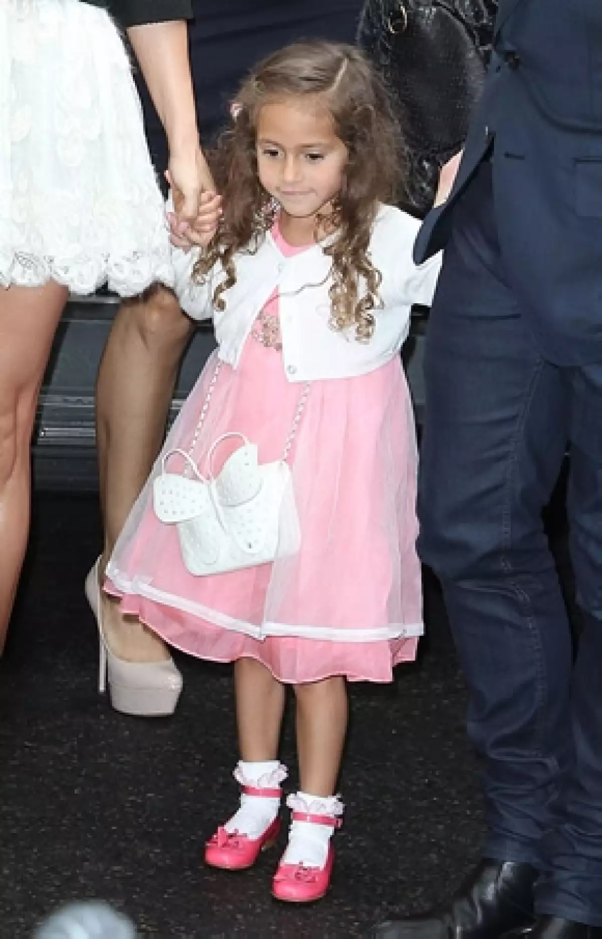 La pequeña de cuatro años estuvo en primera fila del desfile en París y aunque no parecía muy contenta, su mamá asegura que le encanta la moda.
