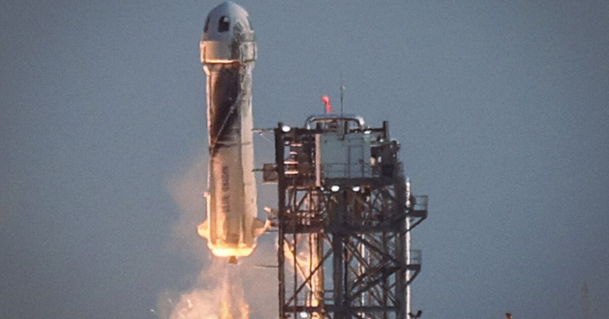 Bezos viaja 11 minutos al espacio en el primer vuelo tripulado de Blue Origin