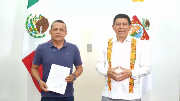 El gobernador Salomón Jara durante el anuncio de designación de Francisco Vásquez Jiménez como comisionado del Ayuntamiento de Juchitán, ambos aseguran que trabajarán por la paz en el municipio azotado por ola criminal.