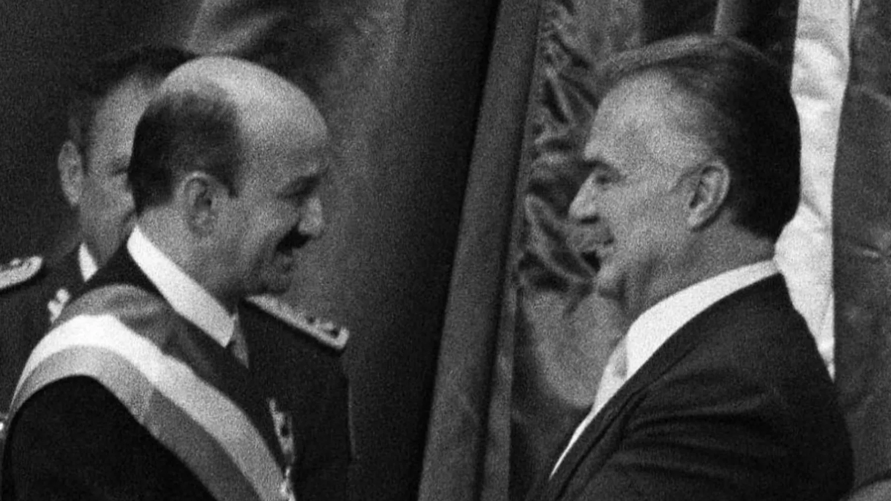 Carlos Salinas de Gortari en su toma de protesta con su antecesor Miguel de la Madrid.