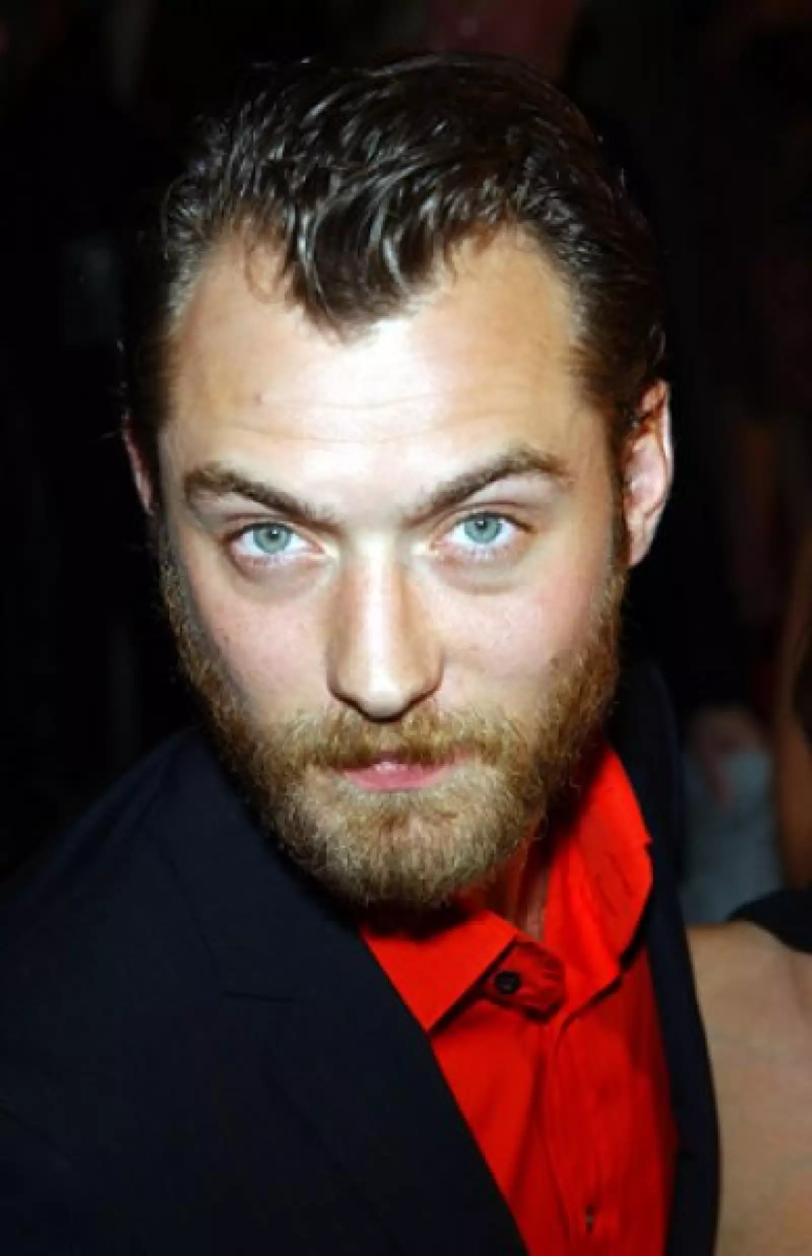 2002 (30 AÑOS). Terminó su matrimonio en 2003 y poco después comenzó una relación con Sienna Miller, con quien coincidió en el reparto de `Alfie´ (2004). Se comprometieron pero ella terminó con él cuando se supo que la había engañado con la niñera de las hijas de Jude. En 2010 se dieron una segunda oportunidad pero actualmente ya están separados.