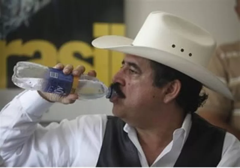 Zelaya ha estado refugiado en la embajada de Brasil en Tegucigalpa desde que volvió sorpresivamente a su país el lunes. (Foto: AP)