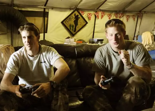 Enrique en sus tiempos libres jugaba Playstation con sus compañeros.