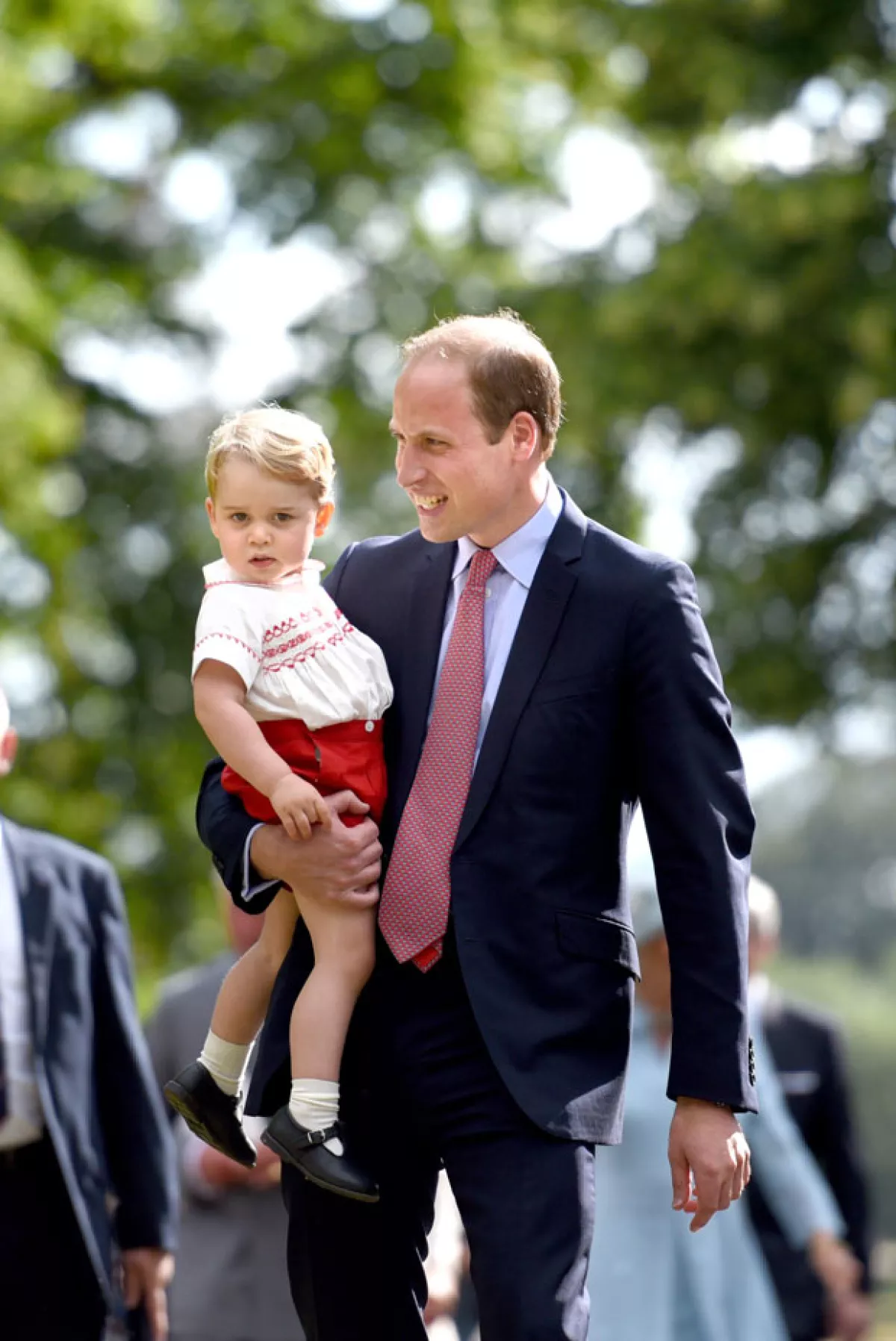 Es increible el parecido que tiene George a su papá cuando tenía la misma edad.