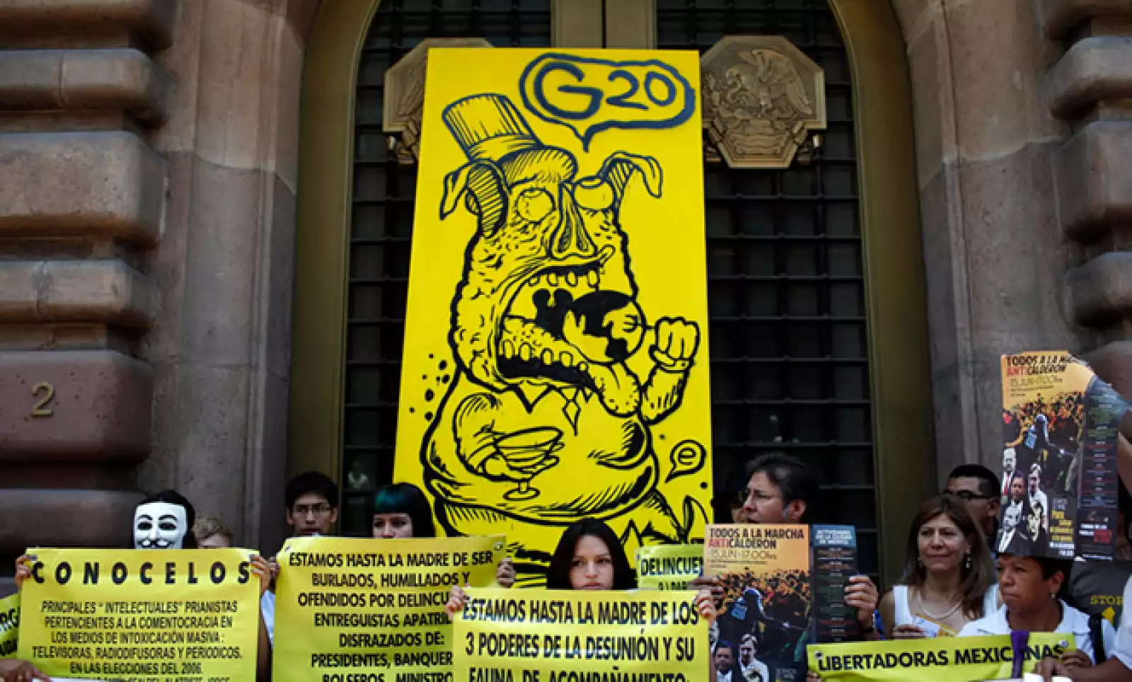 Varios manifestantes protestaron afuera de las oficinas centrales del Banco de México (Banxico), para demostrar su rechazo ante el G20, que se llevará a cabo en Los Cabos.