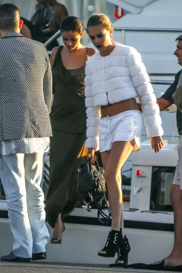 Selena y Cara llegaron juntas a una glamurosa fiesta en Saint-Tropez.