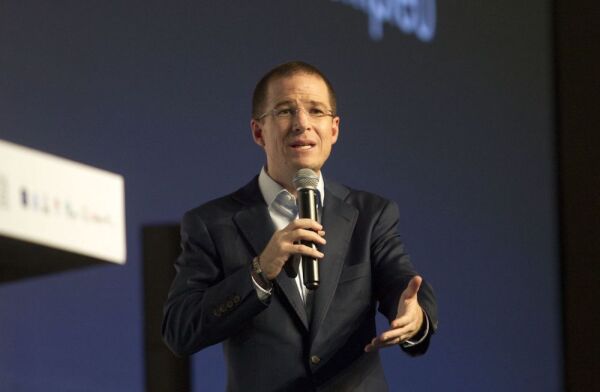 MONTERREY, NUEVO LEÓN, 15JUNIO2018.- En un evento organizado por la CAINTRA y empresarios en Nuevo León, "Diálogos con candidatos presidenciales" Ricardo Anaya, candidato a la presidencia de México, acudió a las instalaciones de CINTERMEX y en su discurso ofreció apliar el metro de la ciudad a diferentes municipios.
FOTO: GABRIELA PÉREZ MONTIEL /CUARTOSCURO.COM