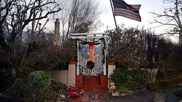 Foto de una casa en ruinas devastada por los incendios en Palisades, California.