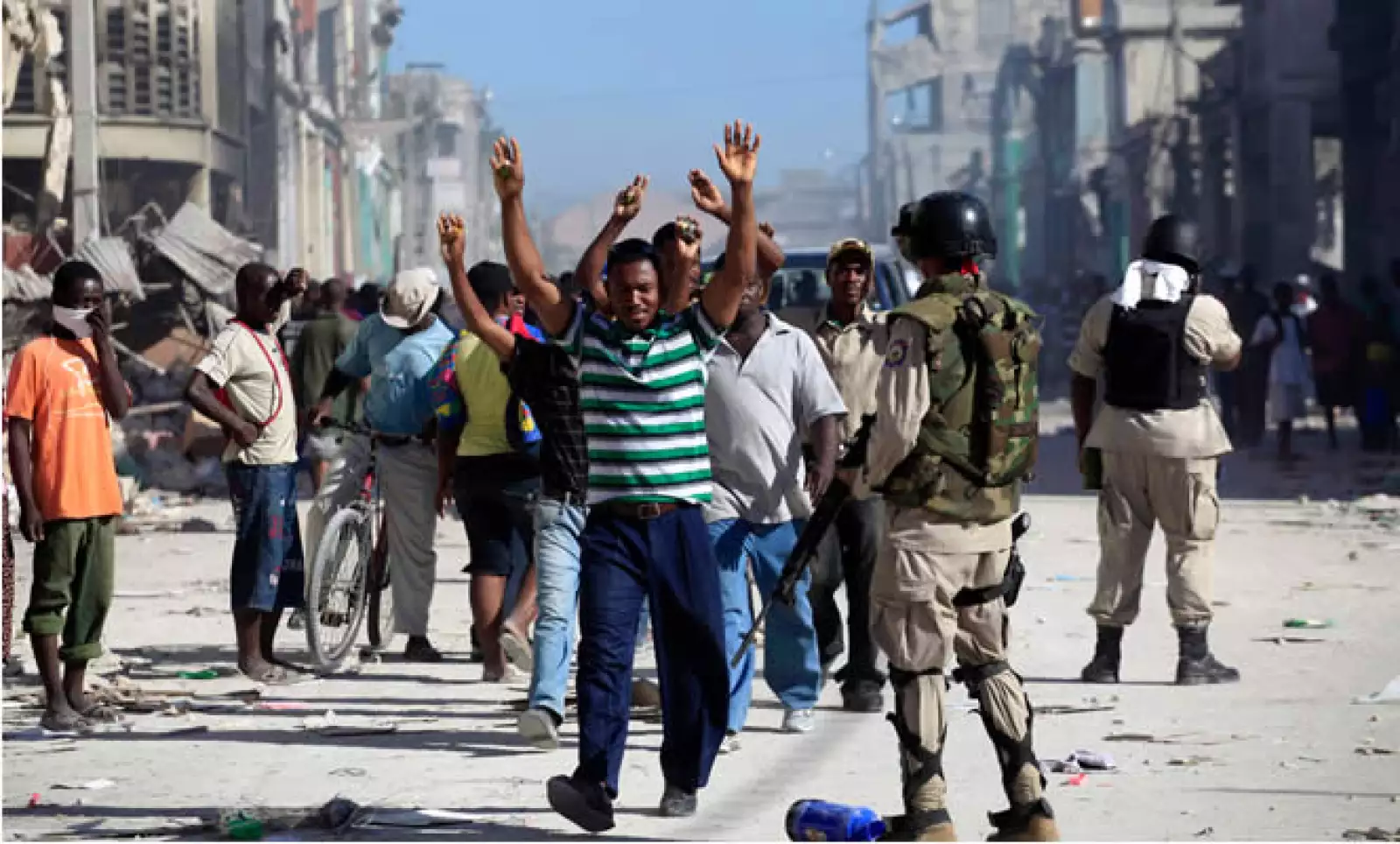 La policía haitiana arresta a sospechosos de saqueo en las calles de Puerto Príncipe. Autoridades hacen rondas para evitar la rapiña, que podría transformarse en una ola de violencia generalizada.