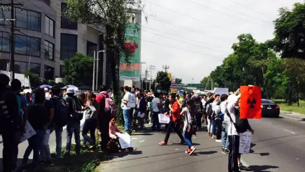 Alumnos del Cecyt 4 Lázaro Cárdenas matienen un bloqueo interminetente en ambos sentidos de Avenida Constituyentes a la altura de Jacaranda, el cual suma ya 8 horas luego que coemnzará desde aproximadamente a a las 7:00 horas.