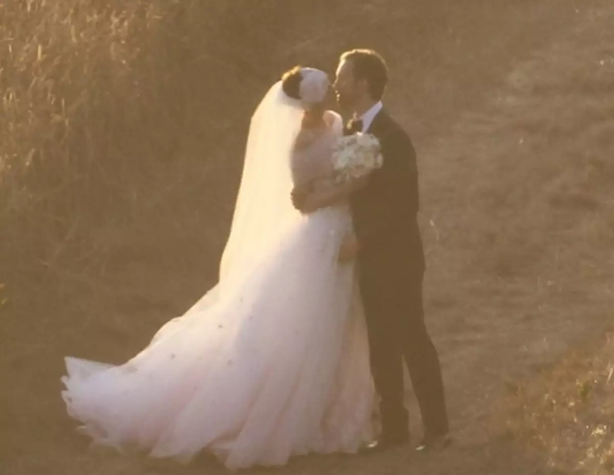 Valentino confirmó hace dos semanas que el diseñaría el atuendo de la actriz, y ahora podemos ver el dibujo original.