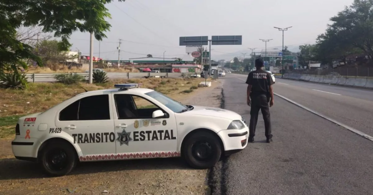 Una patrulla de tránsito en la autopista México Acapulco, que estará cerrada parcialmente. 