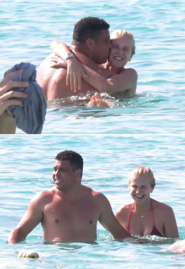 El futbolista fue captado durante sus vacaciones por Formentera, España, junto con su novia, a quien se le veía muy contenta.