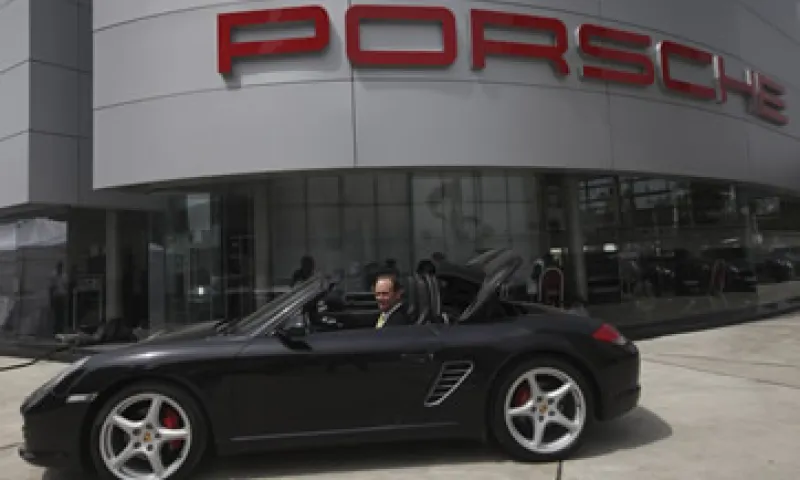 Porsche abrió oficialmente el viernes un nuevo concesionario de coches en el distrito más adinerado de Lagos. (Foto: AP)
