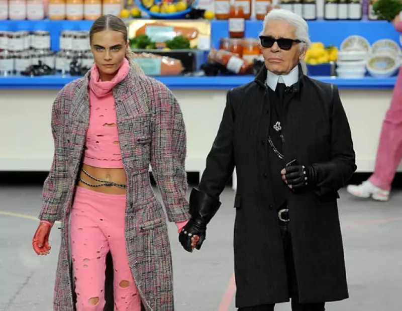 Karl Lagerfeld convirtió el Grand Palais de París en un enorme supermercado, que sirvió de fondo para presentar una colección igual de impactante.
