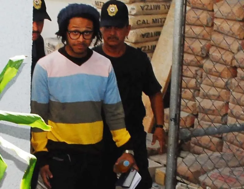 La ex novia del cantante aseguró a una revista que el intérprete del `Tocando fondo´ abusó sexualmente de su hija de cinco años de edad.