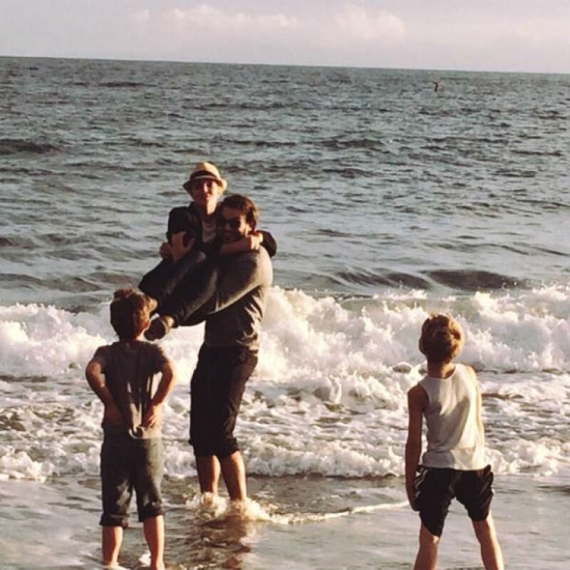 Este fin de semana la artista se dio una escapada a la playa junto a sus hijos Jayden y Sean, pero quien también los acompañó es Charlie Ebersol, actual pareja de la princesa del pop.