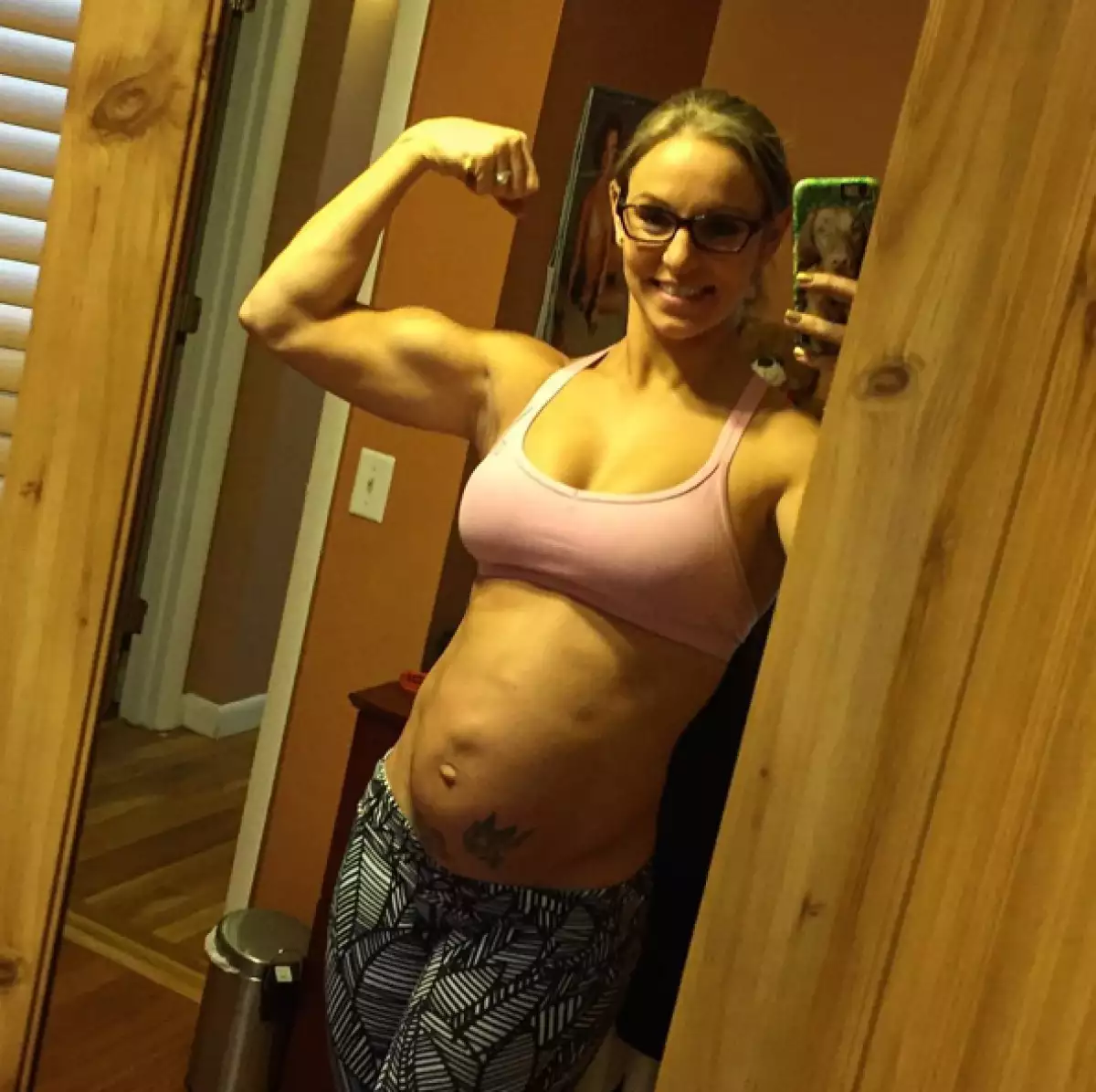 Si creías que sólo Sarah Stage podía tener un cuerpo de impacto mientras estaba embarazada, debes ver el baby bump de la tres veces campeona World Miss Fitness America Pro.