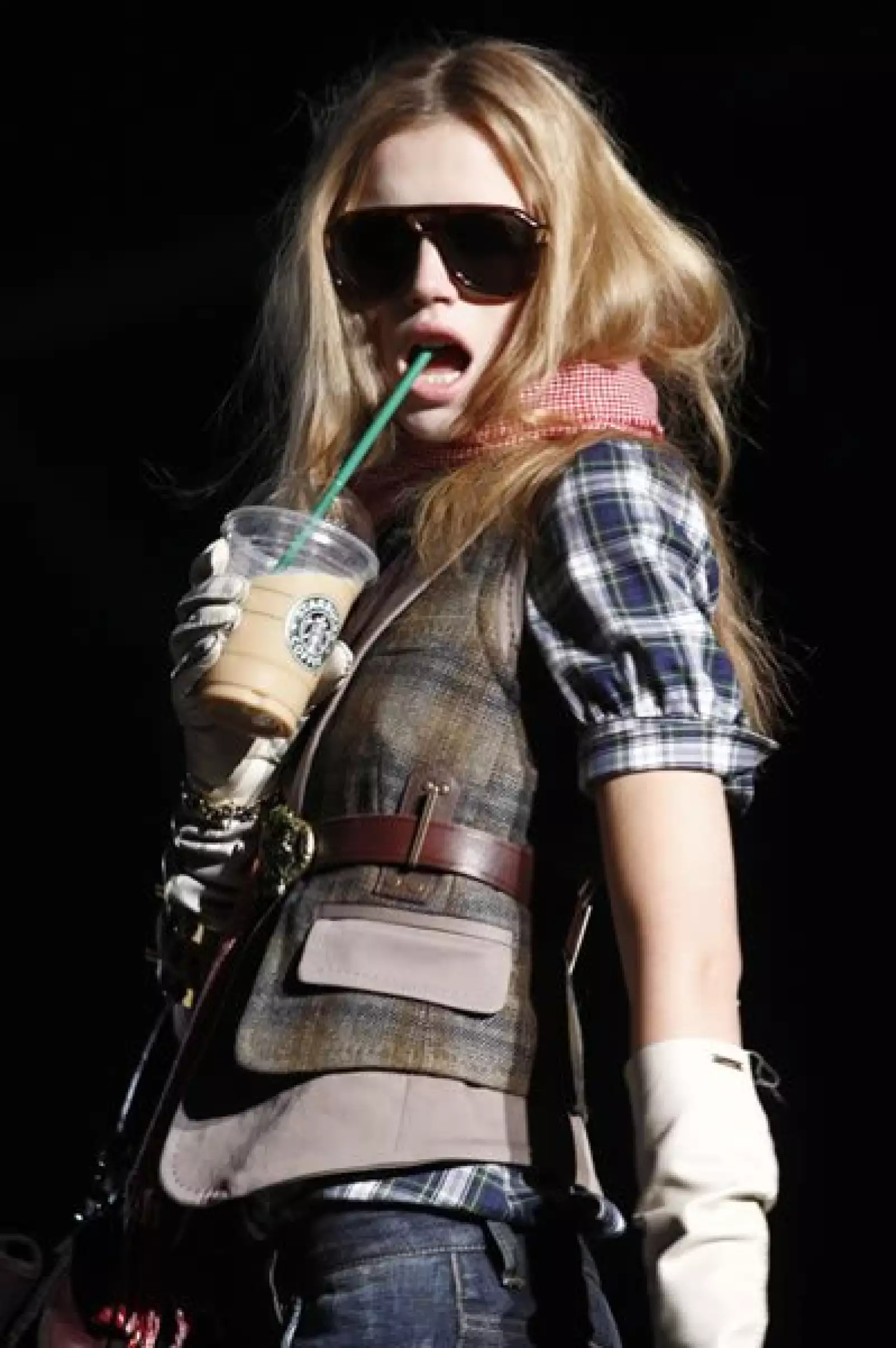 CAPAS. Cinturones sobre chalecos, sobre camisas. Cuando se trata de hacer equipo, las texturas son lo más importante, y entre más mejor. El estampado estrella: los cuadros.