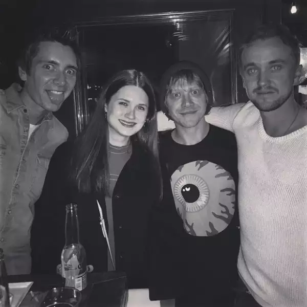 Bonnie Wright, mejor conocida como Ginny Weasley, la tímida novia de Harry Potter publicó esta imagen al lado de sus amigos actores en su Instagram.