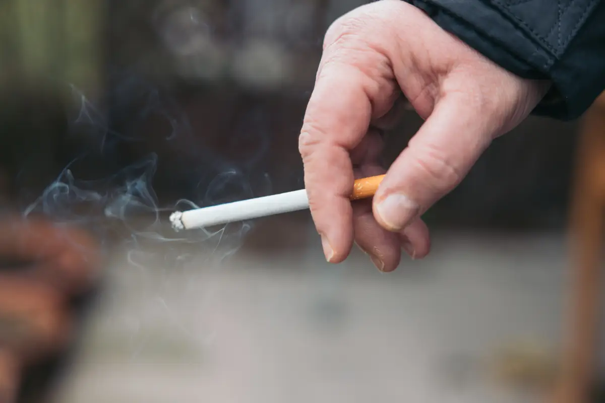 Persona que sostiene un cigarrillo, Concepto Dejar de fumar, Día Mundial Sin Tabaco