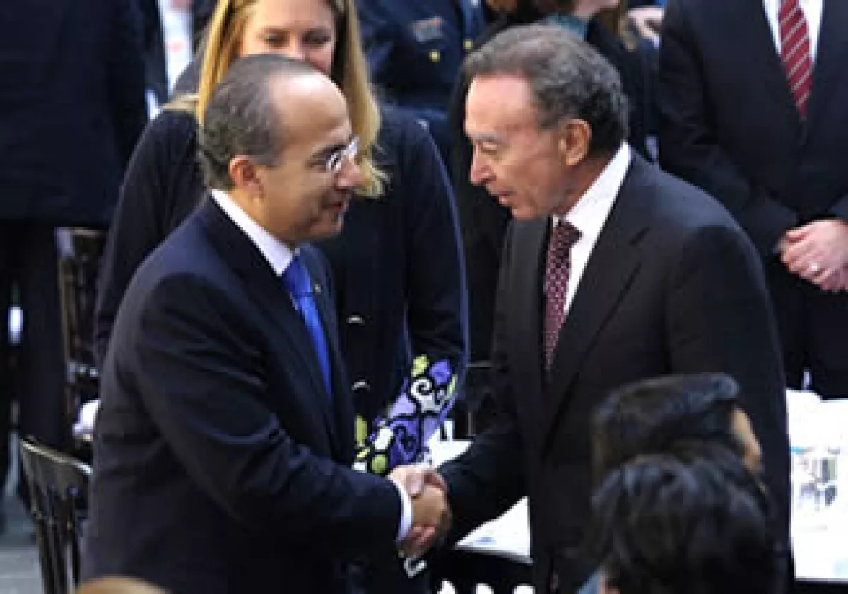 Calderón y Ortiz estrechan su mano en el marco de un discurso para celebrar la mitad de su sexenio presidencial. (Foto: Notimex)