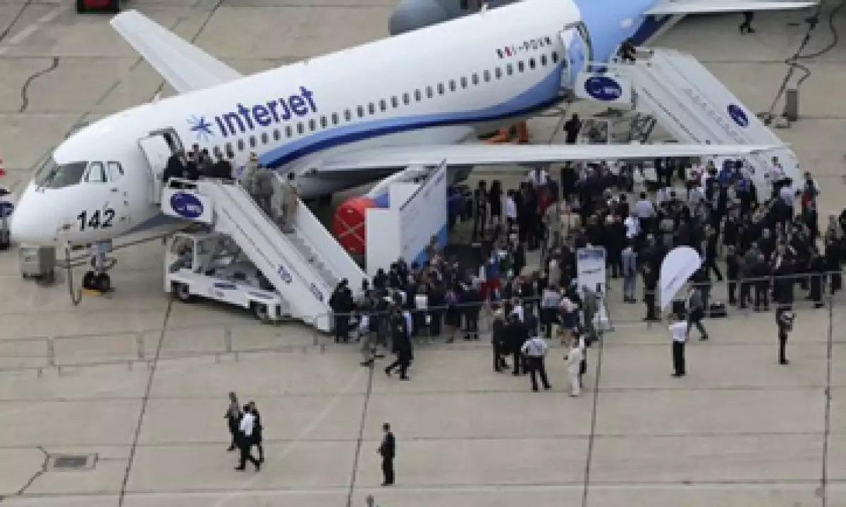 En el salón de aeronáutica en París participan más de 2,000 expositores internacionales. (Foto: Reuters)