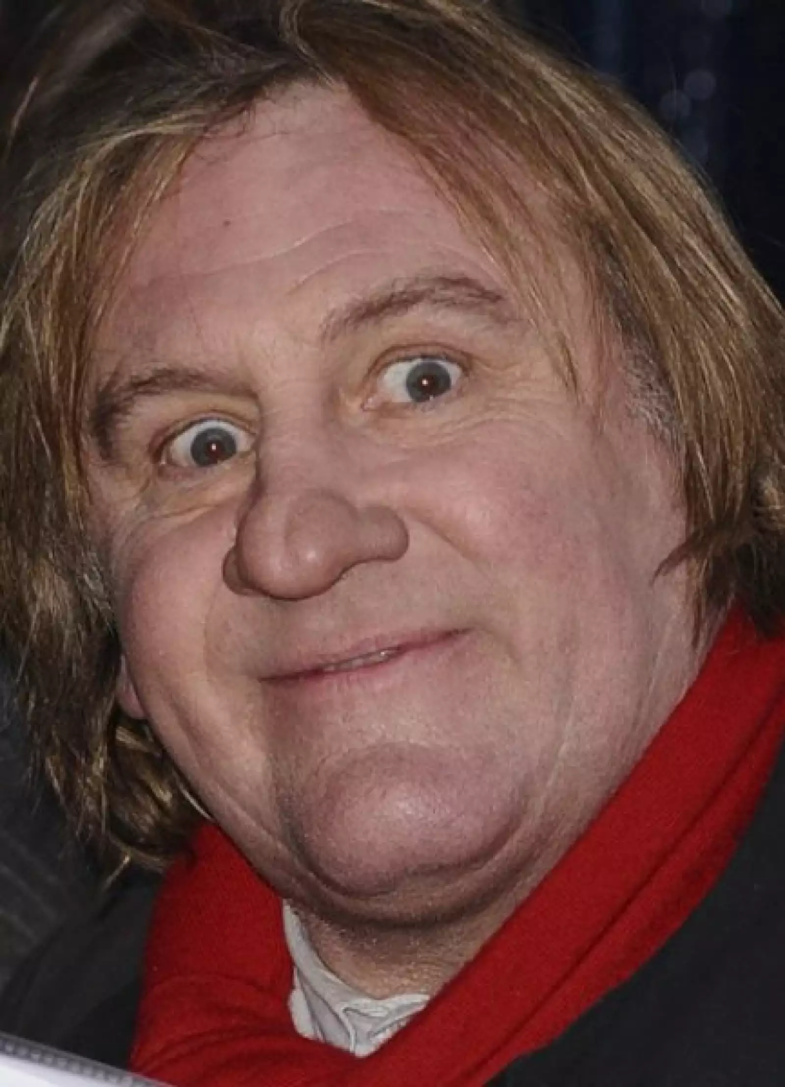 Gerard de Pardieu siempre hace algo para que su rostro luzca aún más extraño.