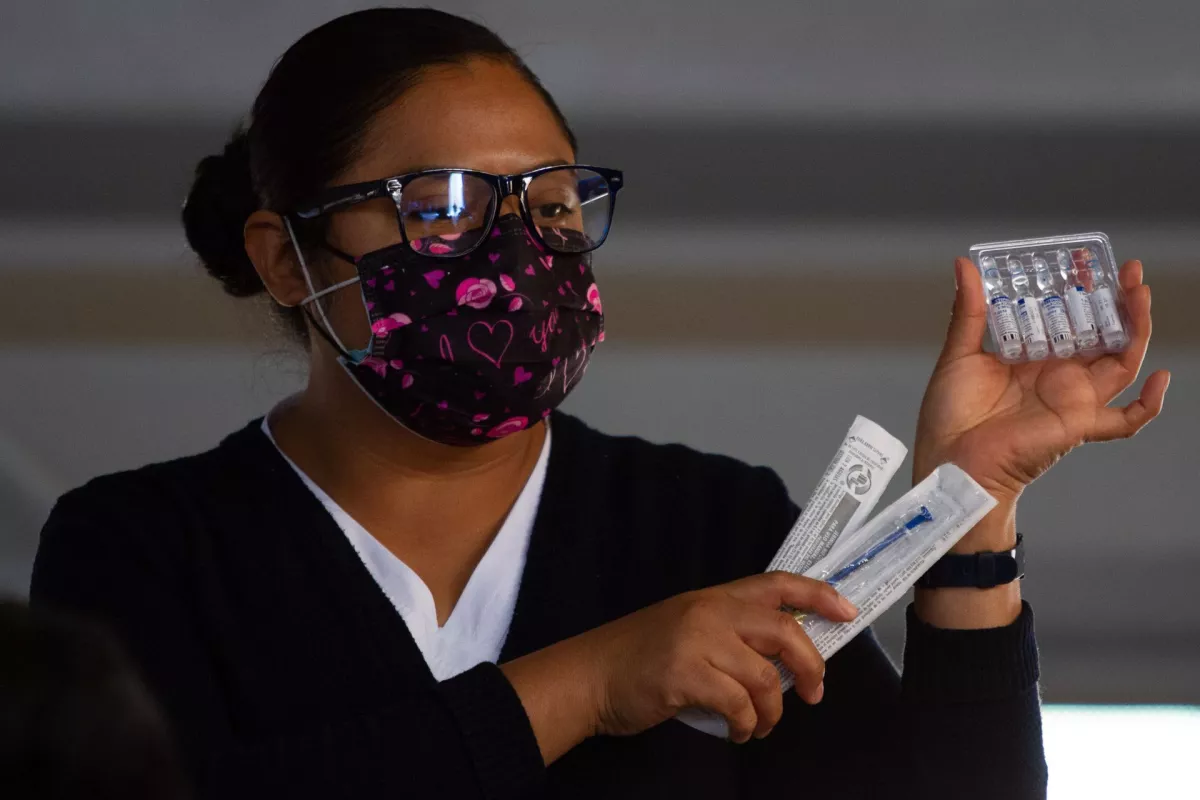 Una enfermera muestra los lotes de las vacunas Sputnik-V contra Covid-19 a adultos de 30 a 39 años, en el Palacio de los Deportes