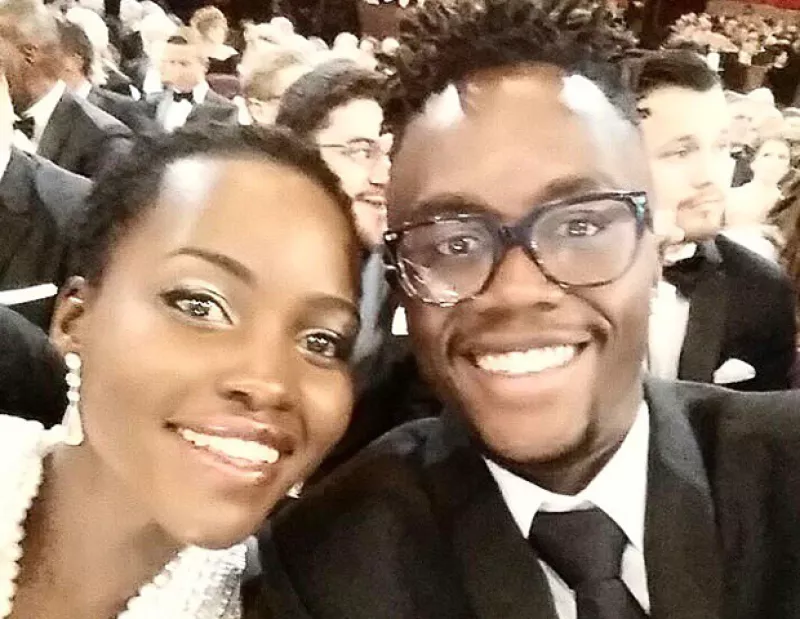 Lupita Nyong'o quiso repetir el exito de la selfie de Ellen DeGeneres y Kris Jenner recuerda a su ex, además Roger González vuelve a trabajar con Carla Medina, esto y más, hoy en ¿quién posteó qué?