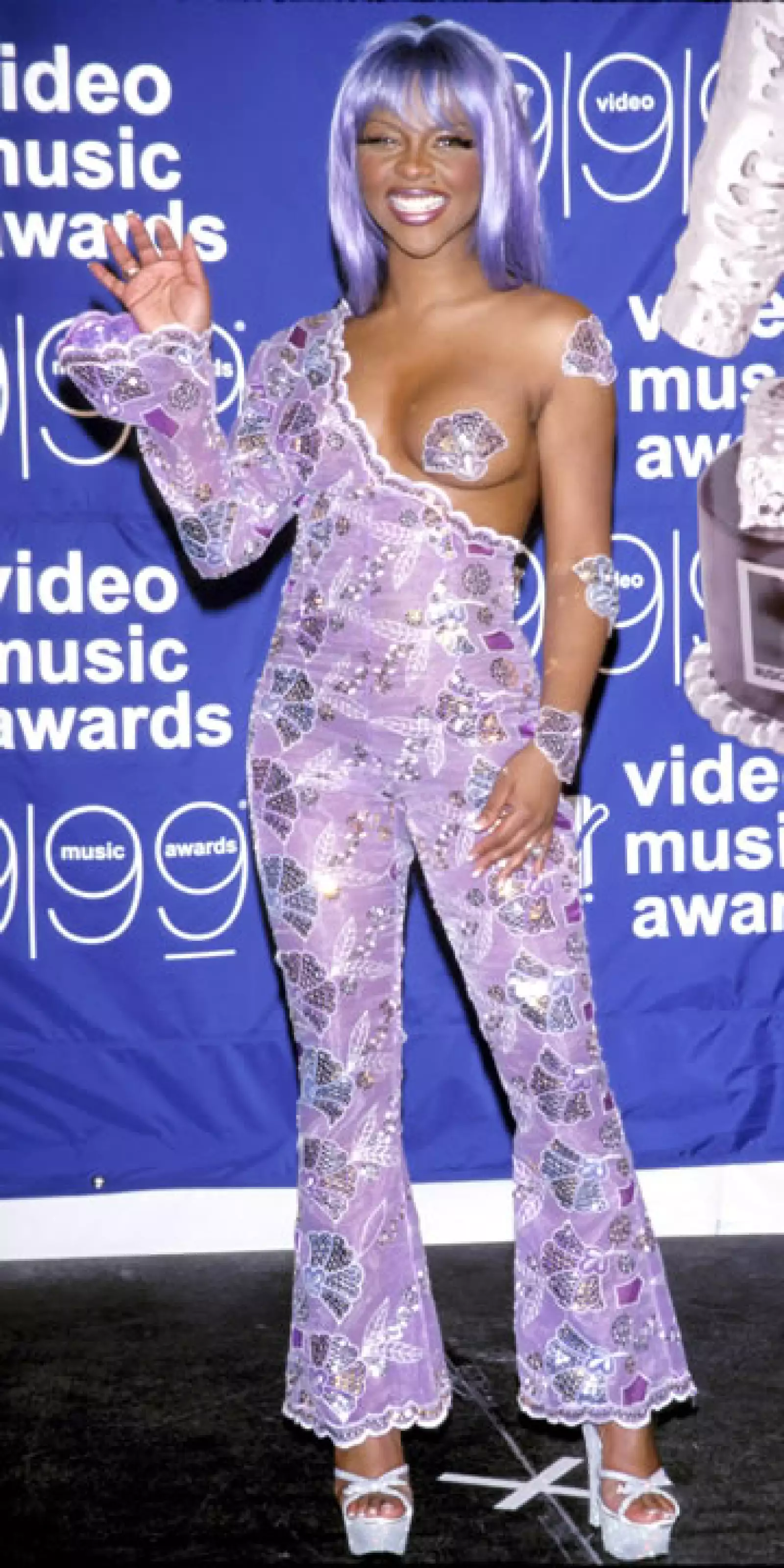 La controversial Lil Kim eligió este peculiar conjunto con todo y `pezonera´ para los Video Music Awards 1999.