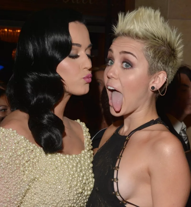 Luego de que Katy Perry asegurara que quiso alejarse cuando su amiga intentó meter la lengua en su boca, Miley le contestó en Twitter con comentarios que involucraron al ex de Katy, John Mayer