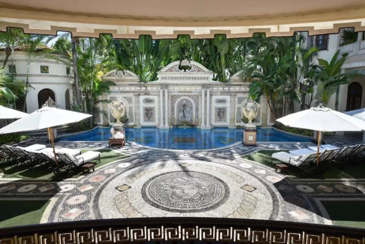 1515500533-khaydenversacemansionpoolloungers-1515097290