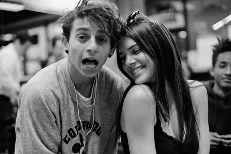 Amigo de su hermano y estrella de televisión, ahora sabemos un poco más acerca del misterioso chico que publicó una polémica imagen de Instagram con la hija de Will Smith.