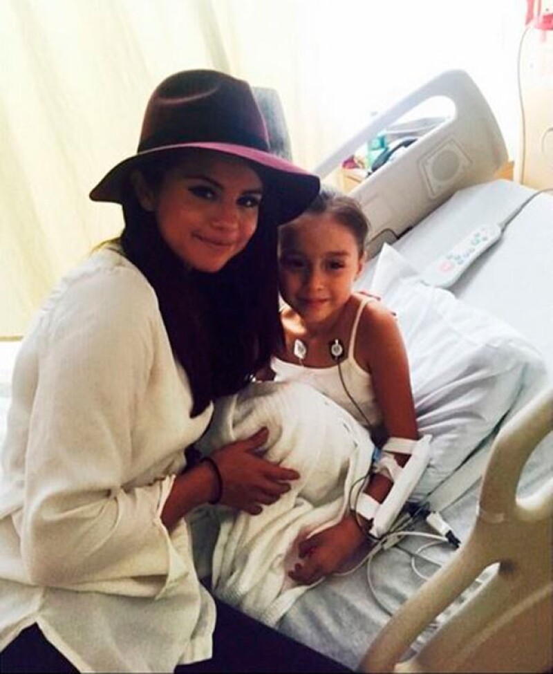 La cantante llevó esperanza a los niños y se tomó fotografías con ellos.