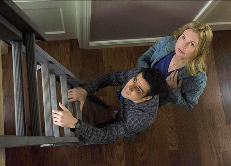 El mexicano tiene el estelar en la serie The Exorcist que estrena este otoño, y la primera imagen que compartió en escena aparece al lado de una de las actrices más icónicas de Hollywood.