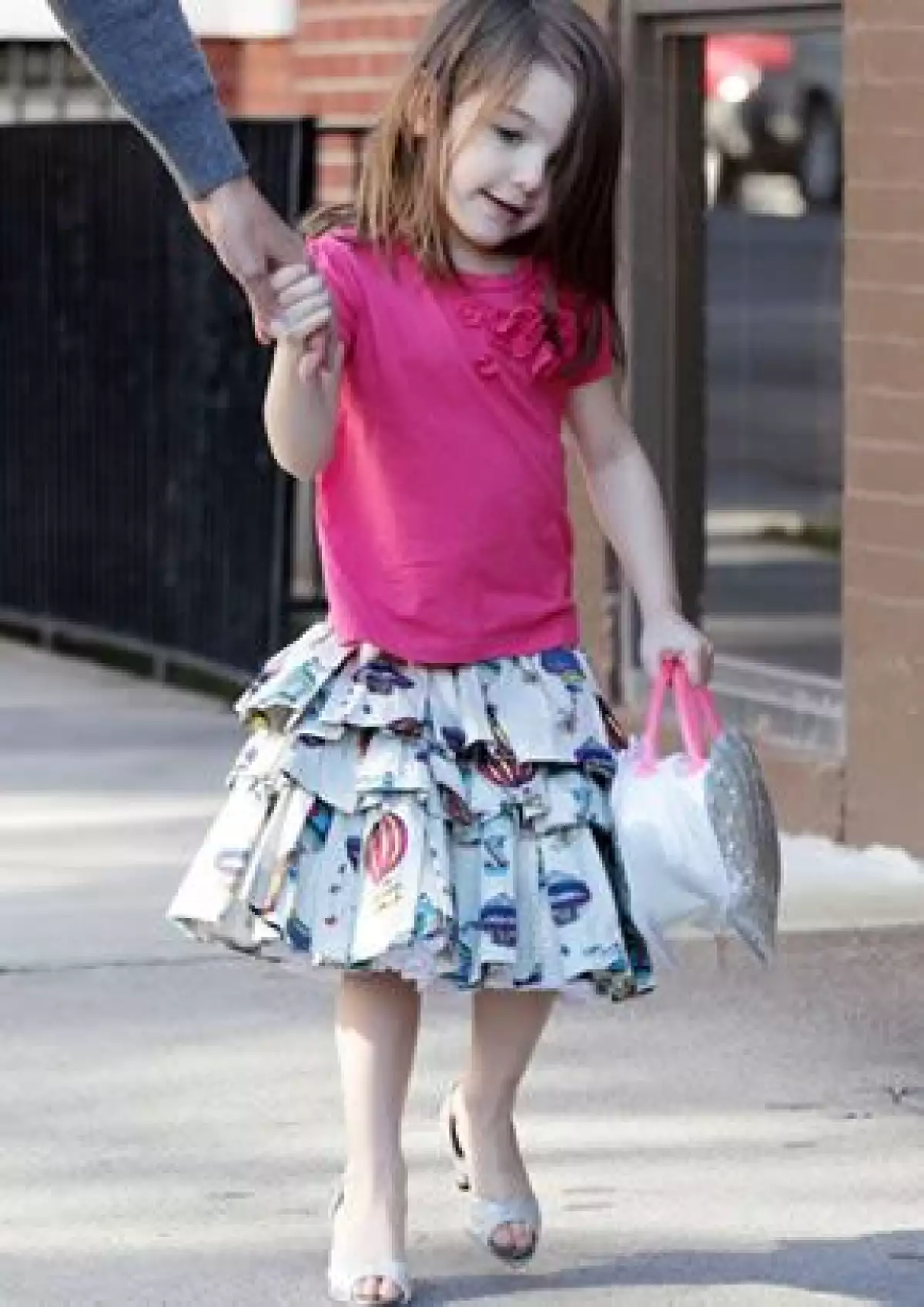 La pequeña fashionista salió a pasear por Boston con su mamá, Katie Holmes, con zapatos altos, como toda una señorita.