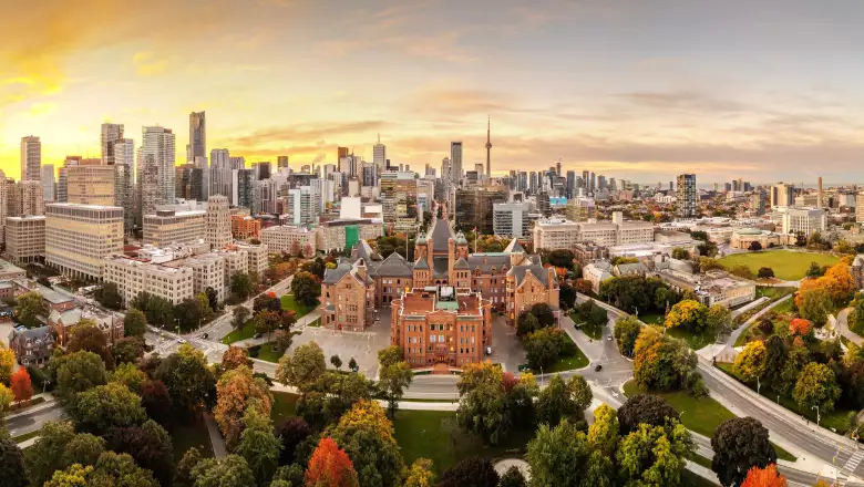 Toronto,,Ontario,,Canada,Panoramic,Skyline,At,Dawn,In,Early,Autumn.