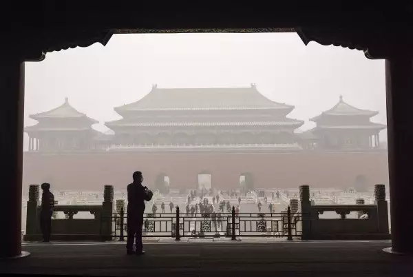 Las máscaras antigas se volvieron un accesorio común entre los turistas y locales que visitaban la Ciudad Prohibida en Beijing, debibo a los altos niveles de contaminación en diciembre de 2015.