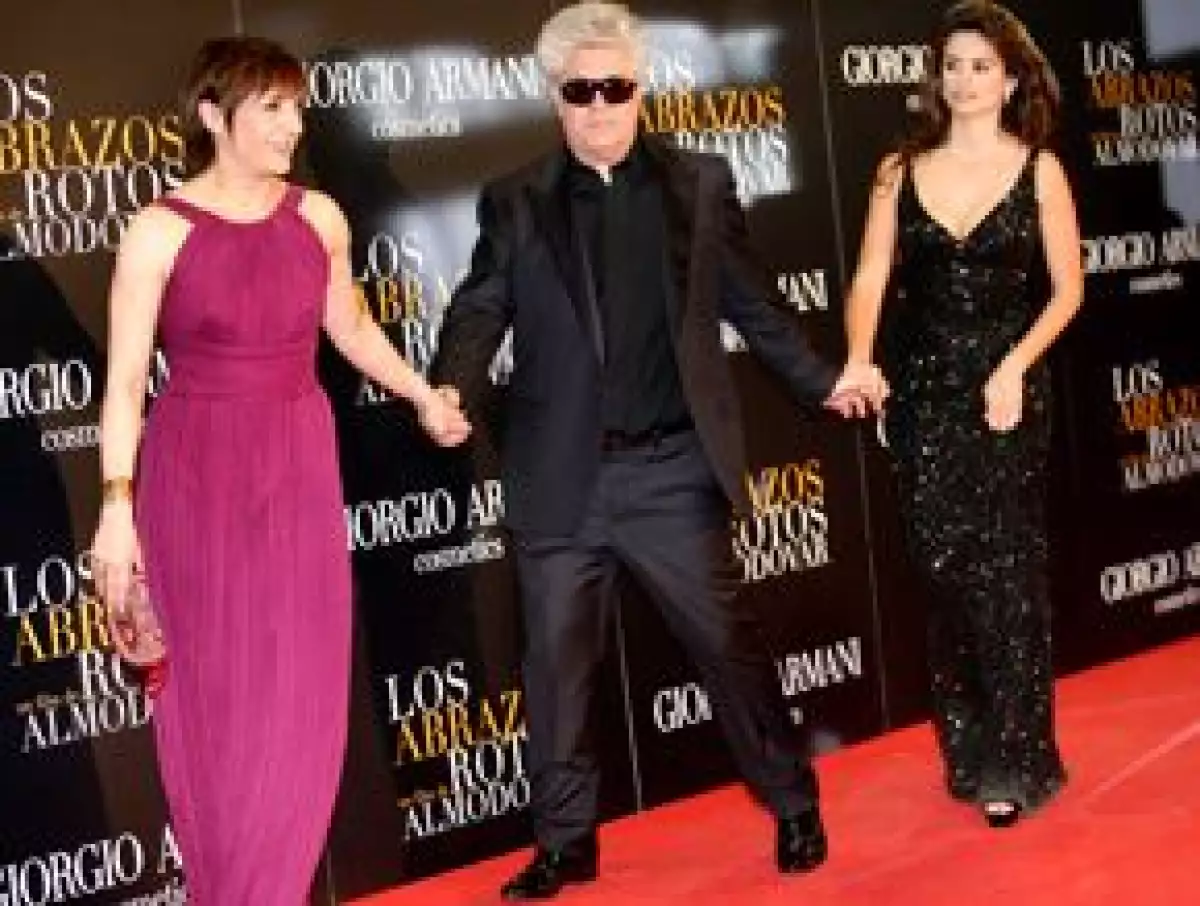 Pedro Almodóvar llegó acompañado por Blanca Portillo y Penélope Cruz.